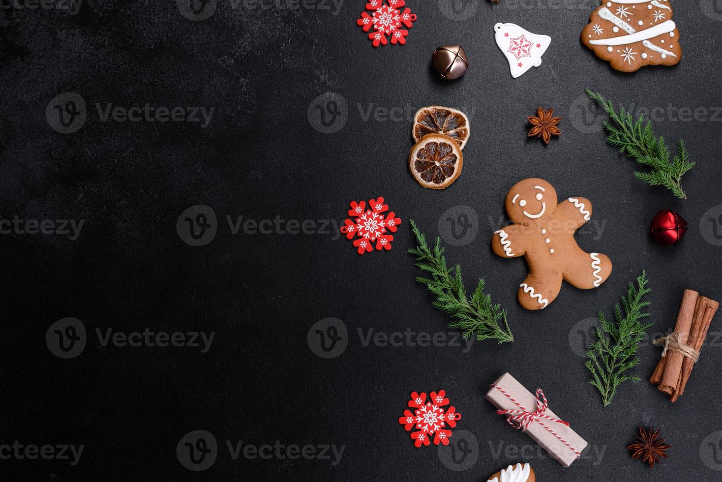 Pan de jengibre festivo navideño hecho en casa sobre una mesa oscura foto