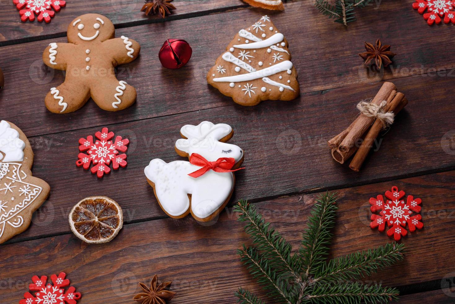 Pan de jengibre festivo navideño hecho en casa sobre una mesa oscura foto