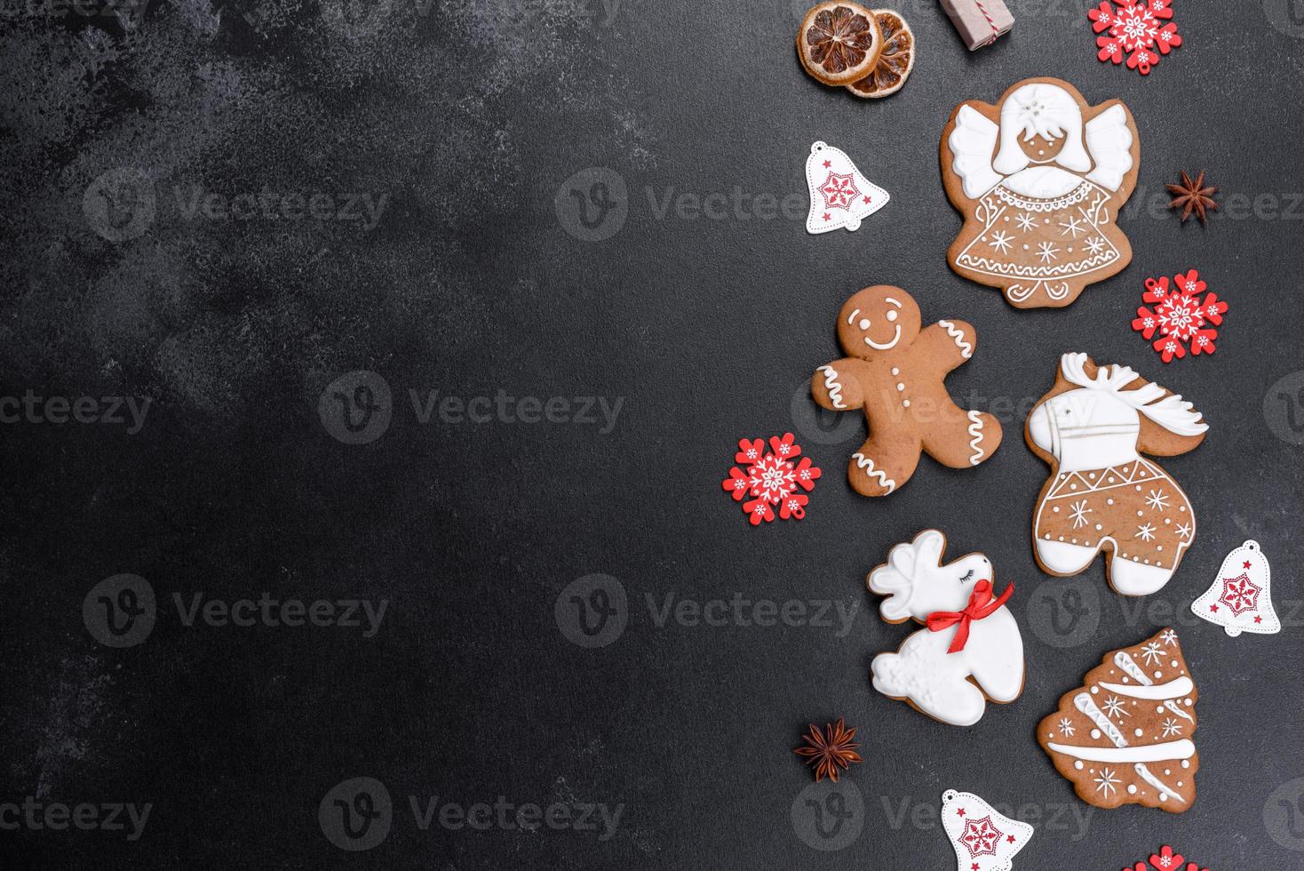 Pan de jengibre festivo navideño hecho en casa sobre una mesa oscura foto