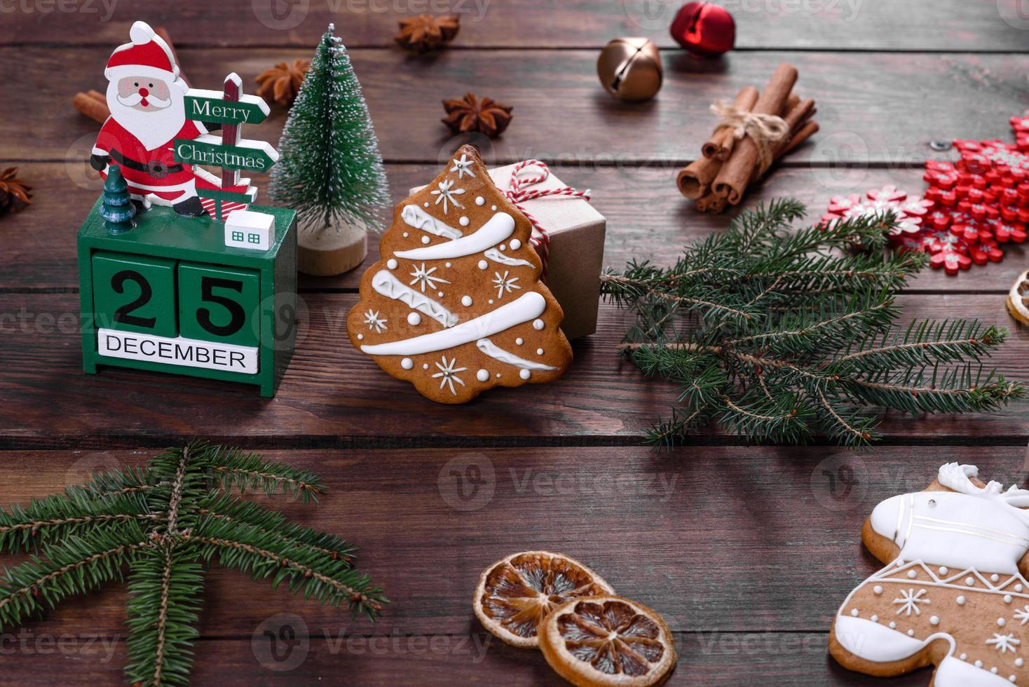 Pan de jengibre festivo navideño hecho en casa sobre una mesa oscura foto