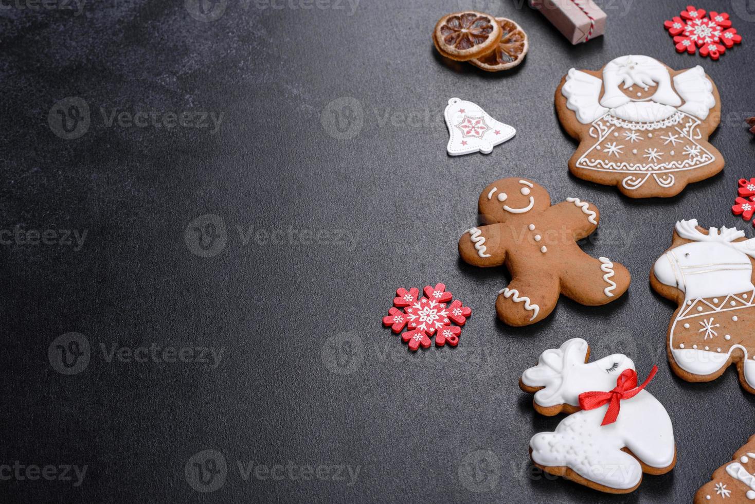 Pan de jengibre festivo navideño hecho en casa sobre una mesa oscura foto