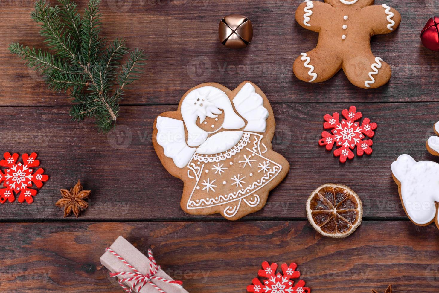 Pan de jengibre festivo navideño hecho en casa sobre una mesa oscura foto