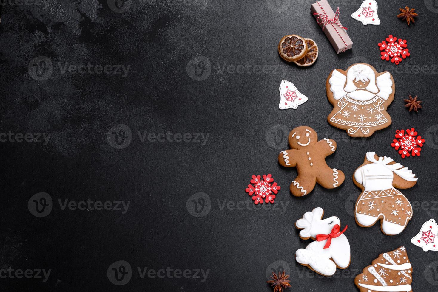 Pan de jengibre festivo navideño hecho en casa sobre una mesa oscura foto