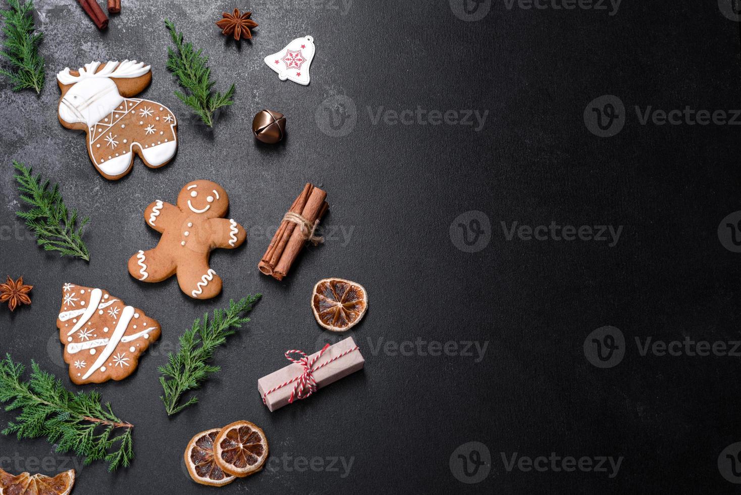 Pan de jengibre festivo navideño hecho en casa sobre una mesa oscura foto