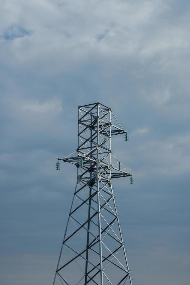 nuevas torres de alta tensión preparadas para la instalación de cables. foto