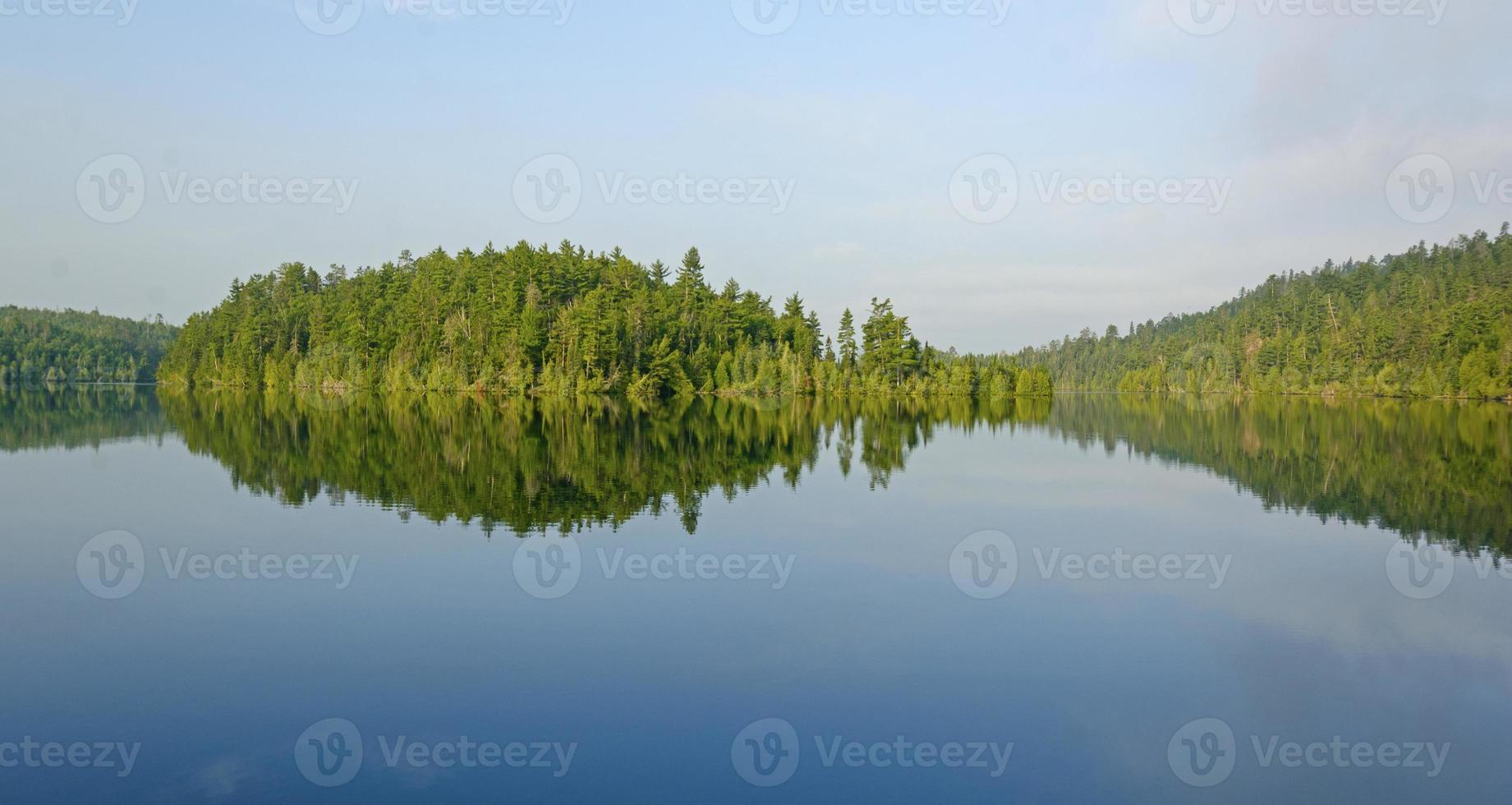 reflexiones matutinas en los bosques del norte foto