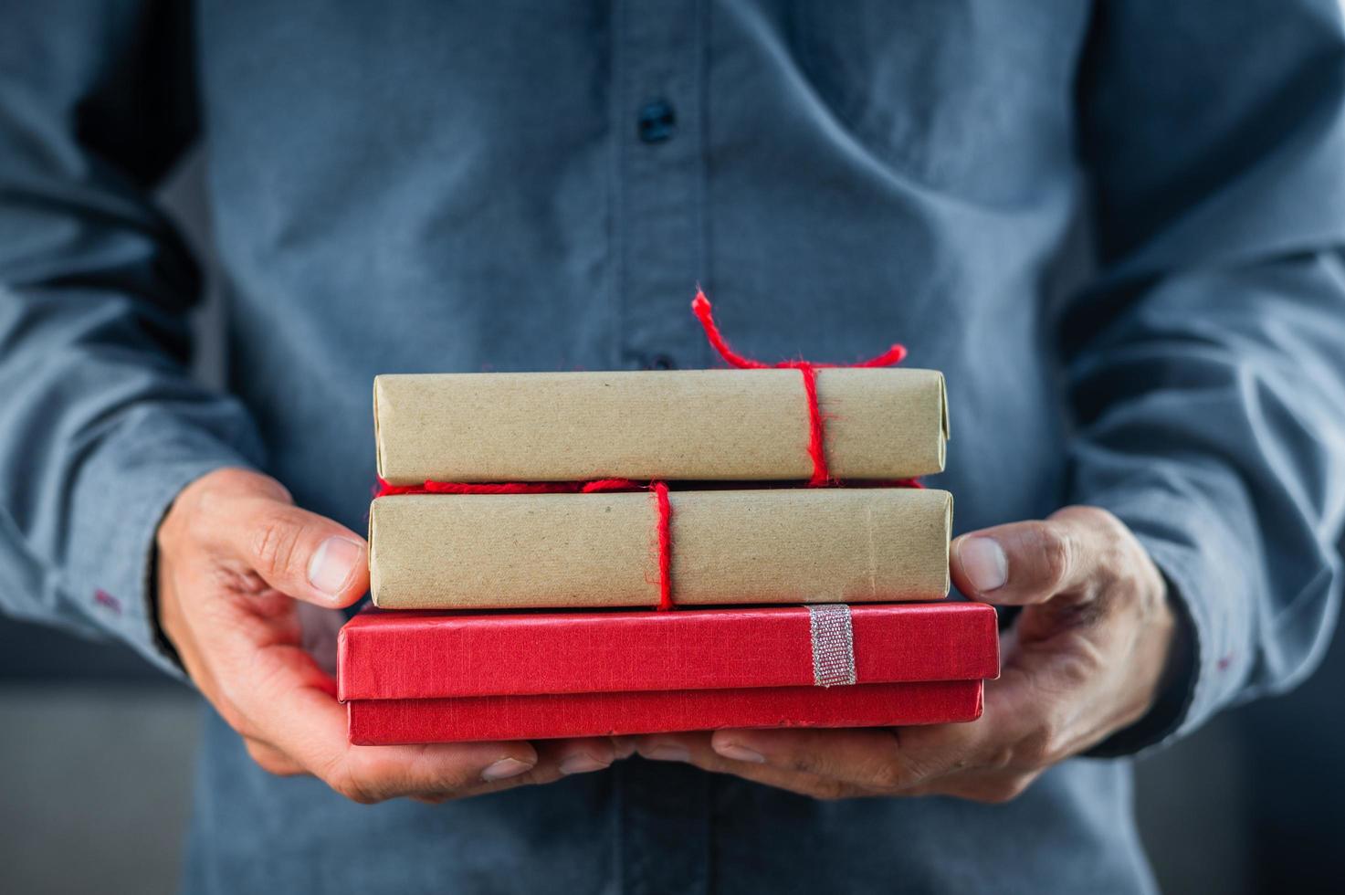 mano que sostiene la caja de regalo, caja de regalo de año nuevo, caja de regalo de Navidad, espacio de copia. Navidad, año nuevo, concepto de cumpleaños. foto