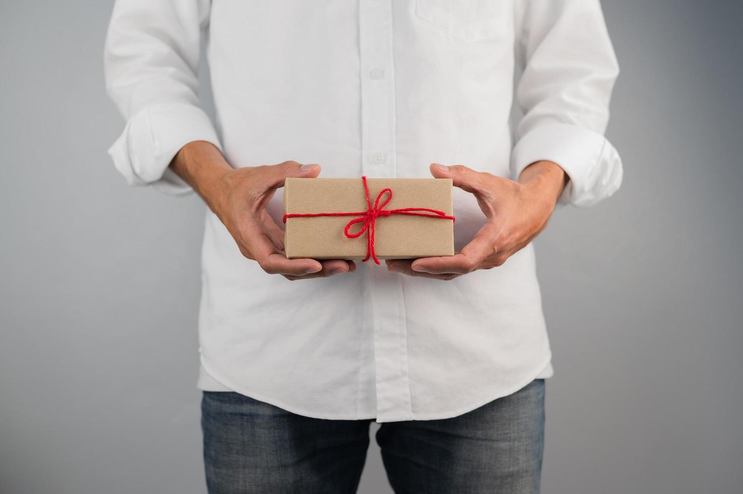 mano que sostiene la caja de regalo, caja de regalo de año nuevo, caja de regalo de Navidad, espacio de copia. Navidad, año nuevo, concepto de cumpleaños. foto