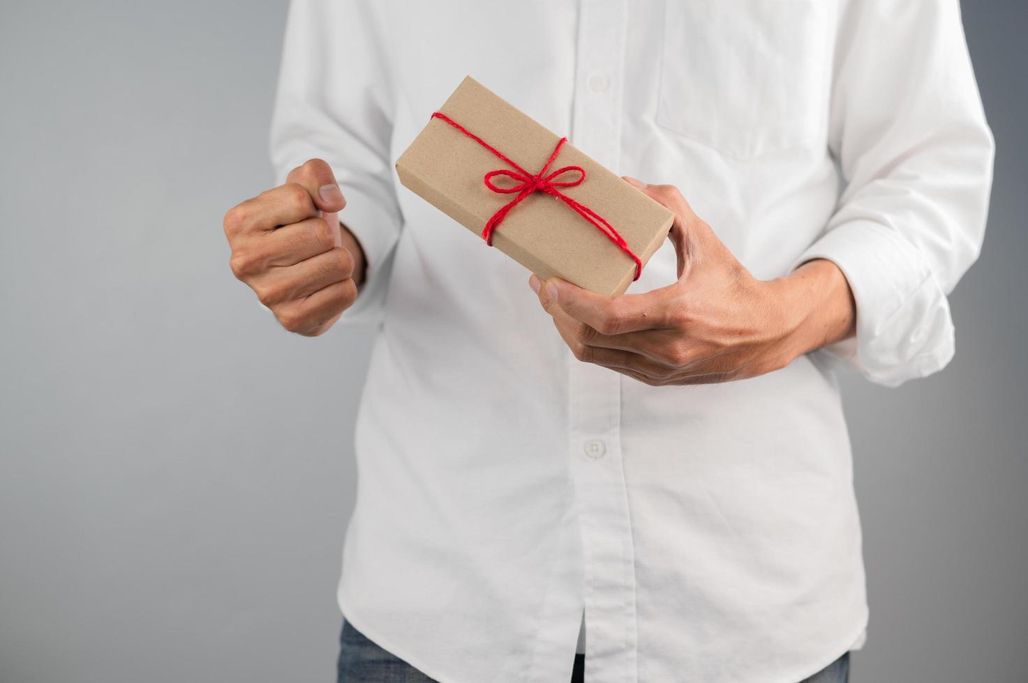 mano que sostiene la caja de regalo, caja de regalo de año nuevo, caja de regalo de Navidad, espacio de copia. Navidad, año nuevo, concepto de cumpleaños. foto