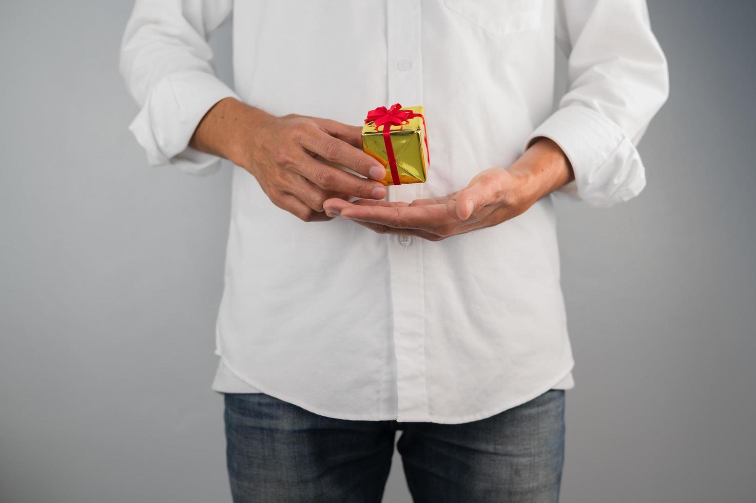 mano que sostiene la caja de regalo, caja de regalo de año nuevo, caja de regalo de Navidad, espacio de copia. Navidad, año nuevo, concepto de cumpleaños. foto