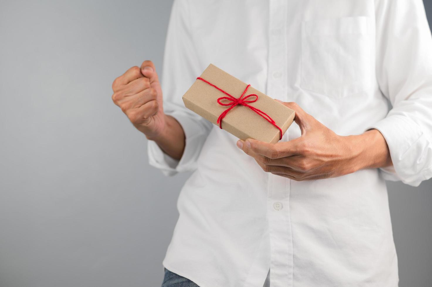 mano que sostiene la caja de regalo, caja de regalo de año nuevo, caja de regalo de Navidad, espacio de copia. Navidad, año nuevo, concepto de cumpleaños. foto