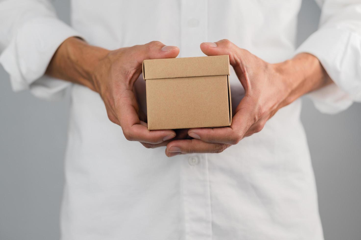 mano que sostiene la caja de regalo, caja de regalo de año nuevo, caja de regalo de Navidad, espacio de copia. Navidad, año nuevo, concepto de cumpleaños. foto