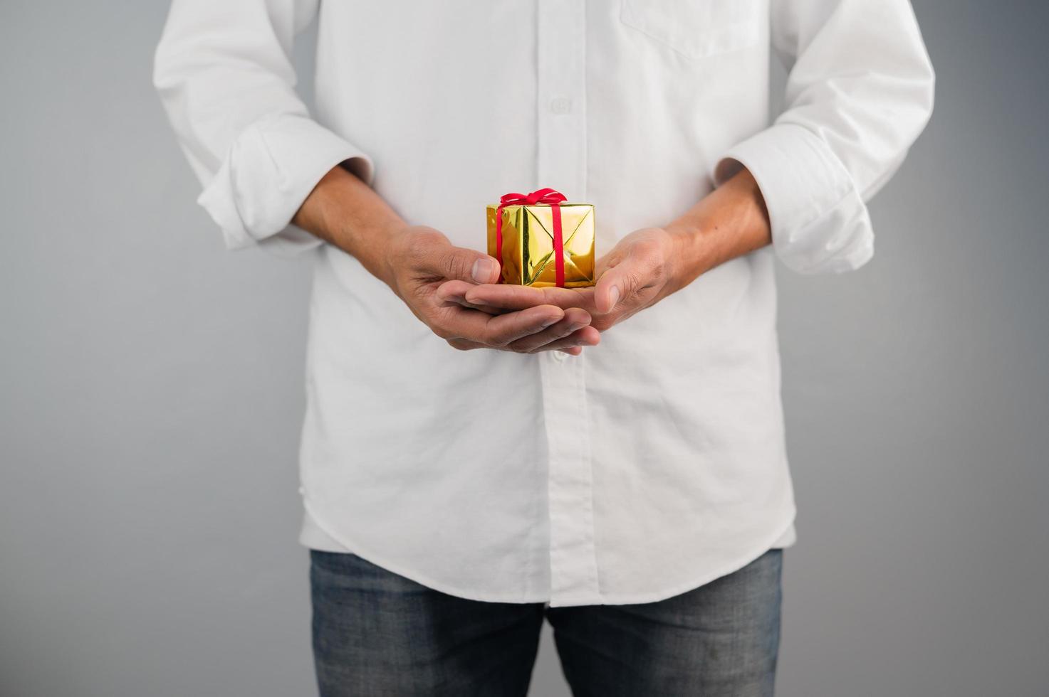 mano que sostiene la caja de regalo, caja de regalo de año nuevo, caja de regalo de Navidad, espacio de copia. Navidad, año nuevo, concepto de cumpleaños. foto