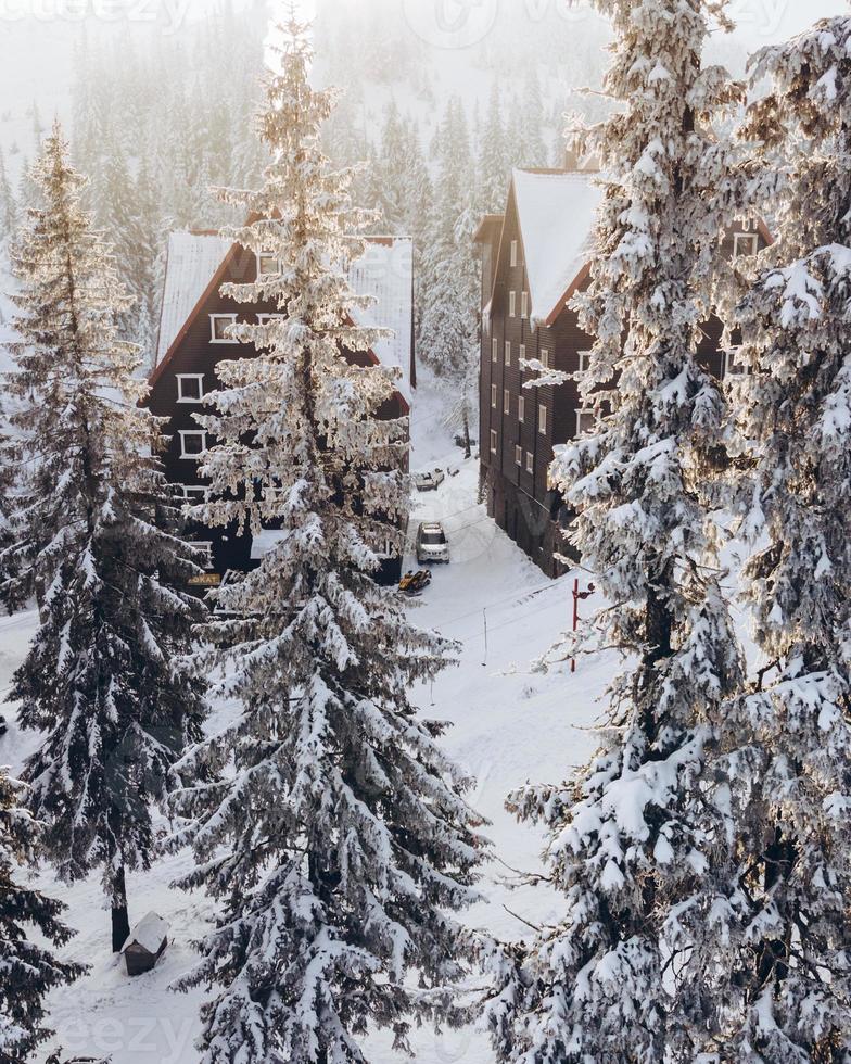 Vista aérea del edificio del hotel en la estación de esquí. foto