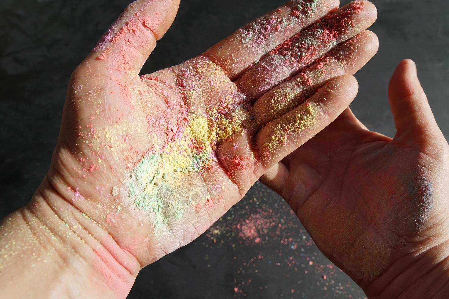 polvo de color en la mano. foto