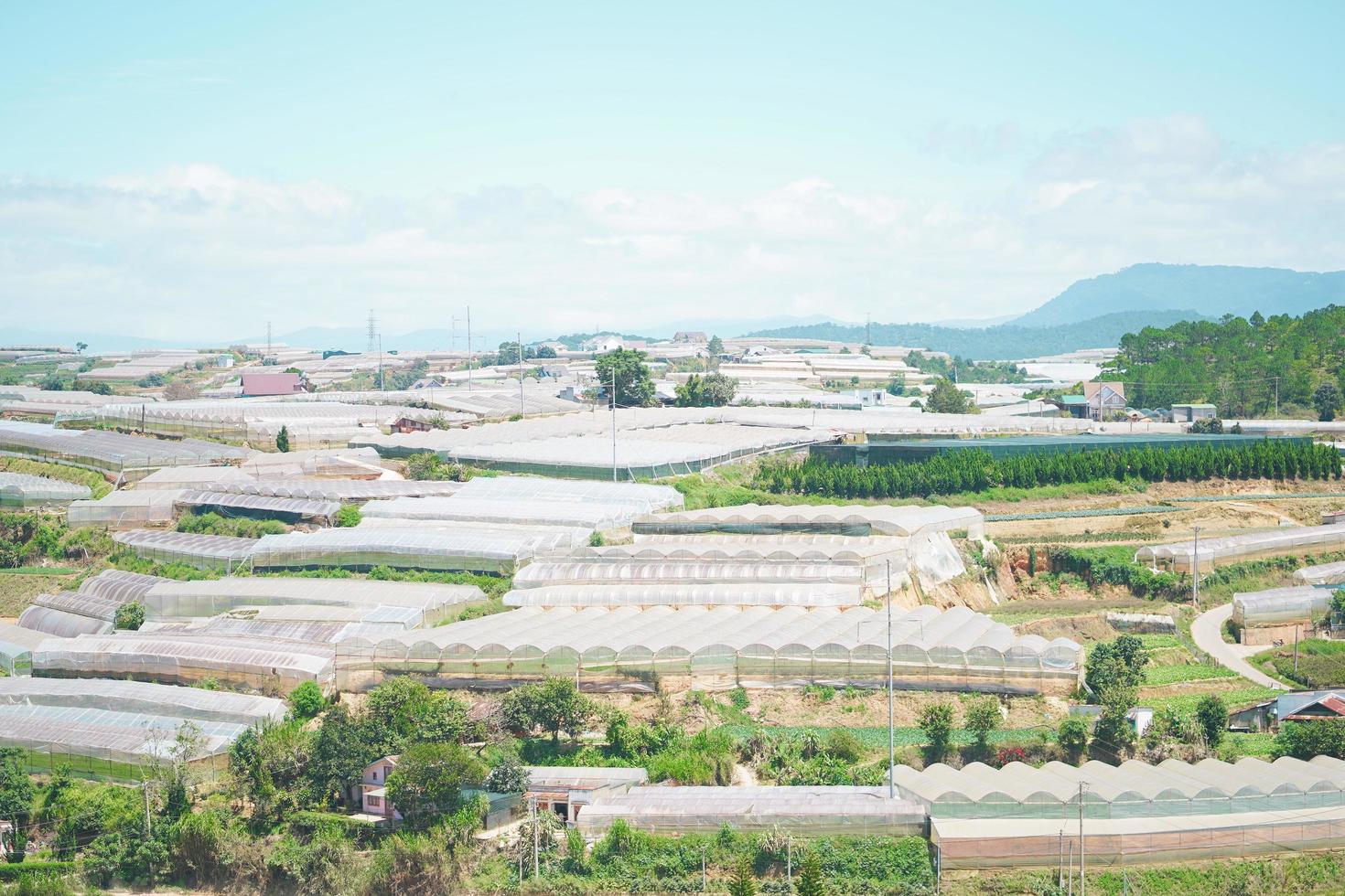 vista de muchos invernaderos en dalat, vietnam. granjas de hortalizas dalat foto