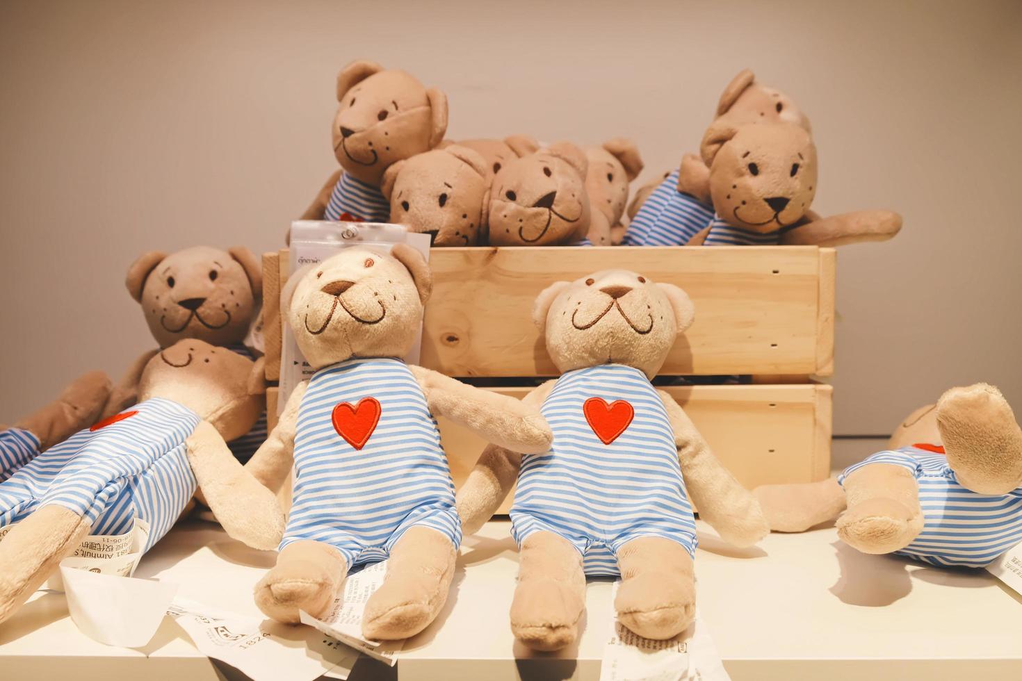 Juguete para bebé de oso de peluche en la estantería de la tienda Ikea en Nonthaburi, Tailandia foto