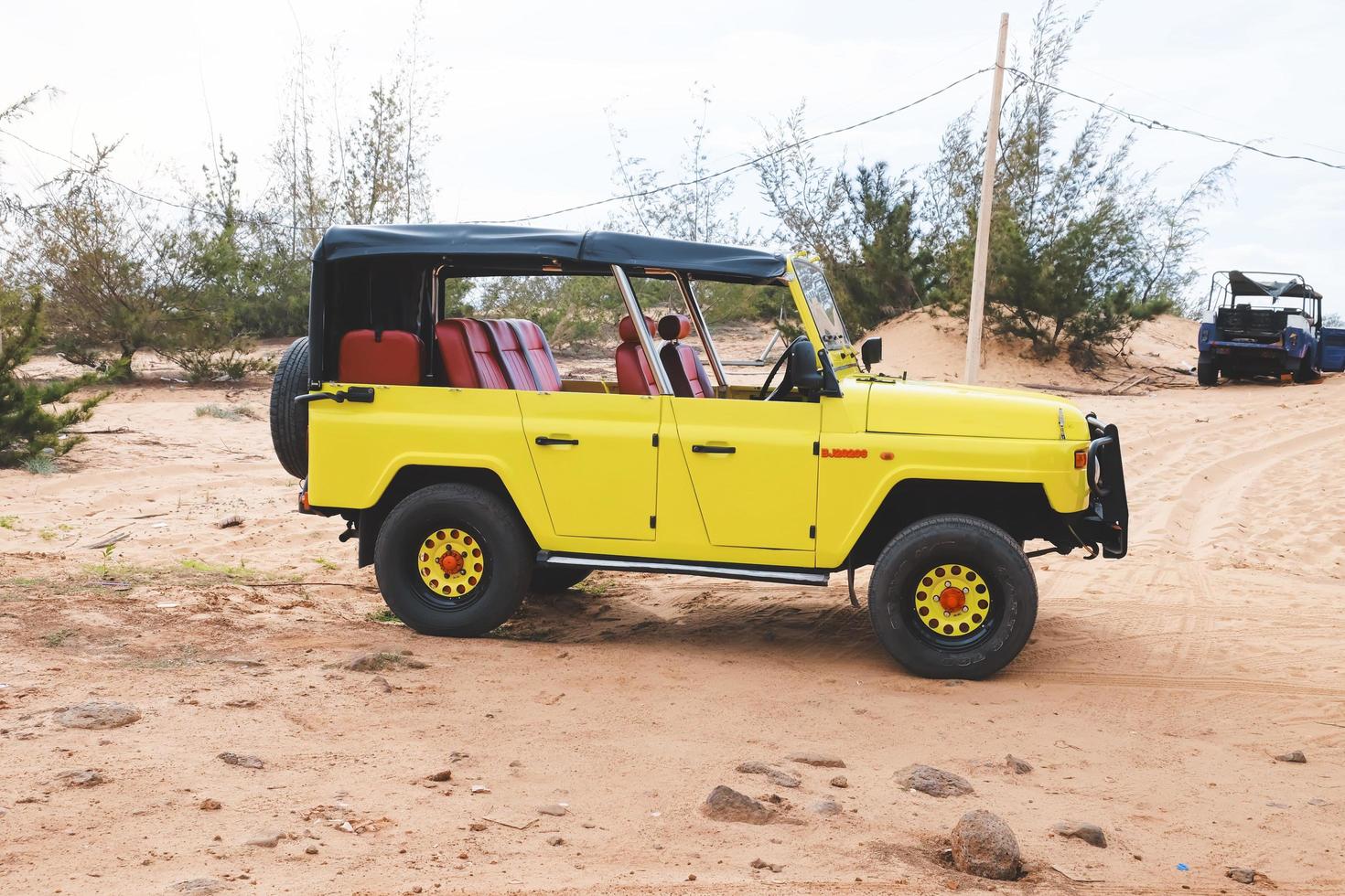 Jeep amarillo en las dunas de arena cerca de la aldea de muine foto