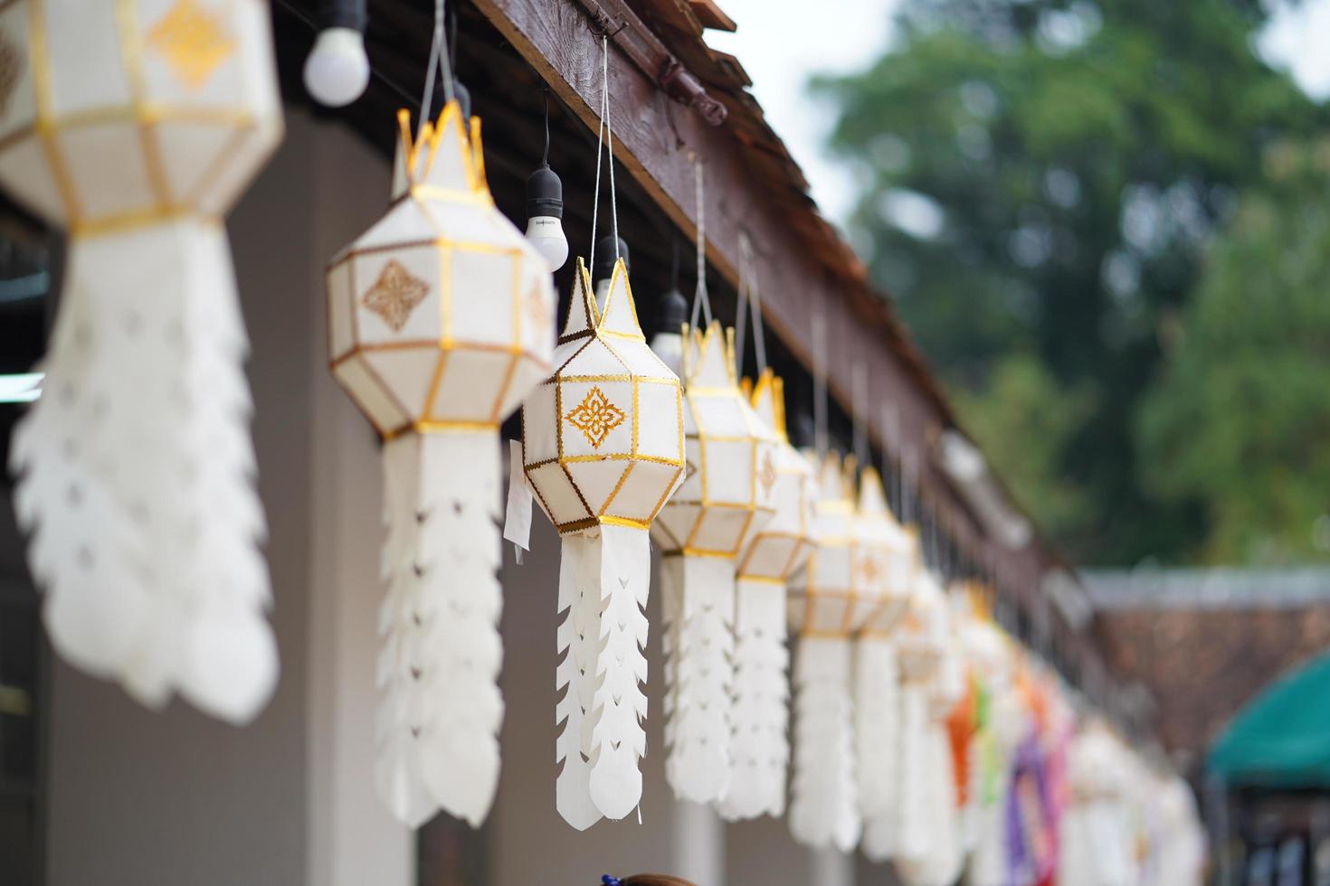 linterna lanna o lámpara de papel en wat phra that chae haeng, nan tailandia foto