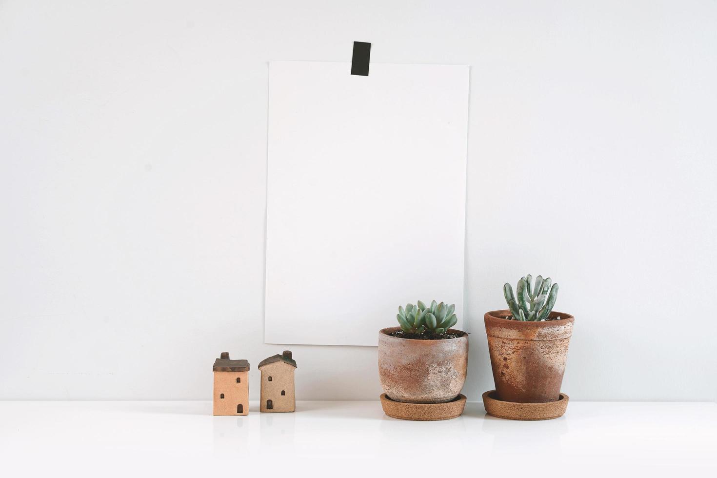 diseño de interiores hipster escandinavo. papel de nota en la pared con suculentas o cactus foto