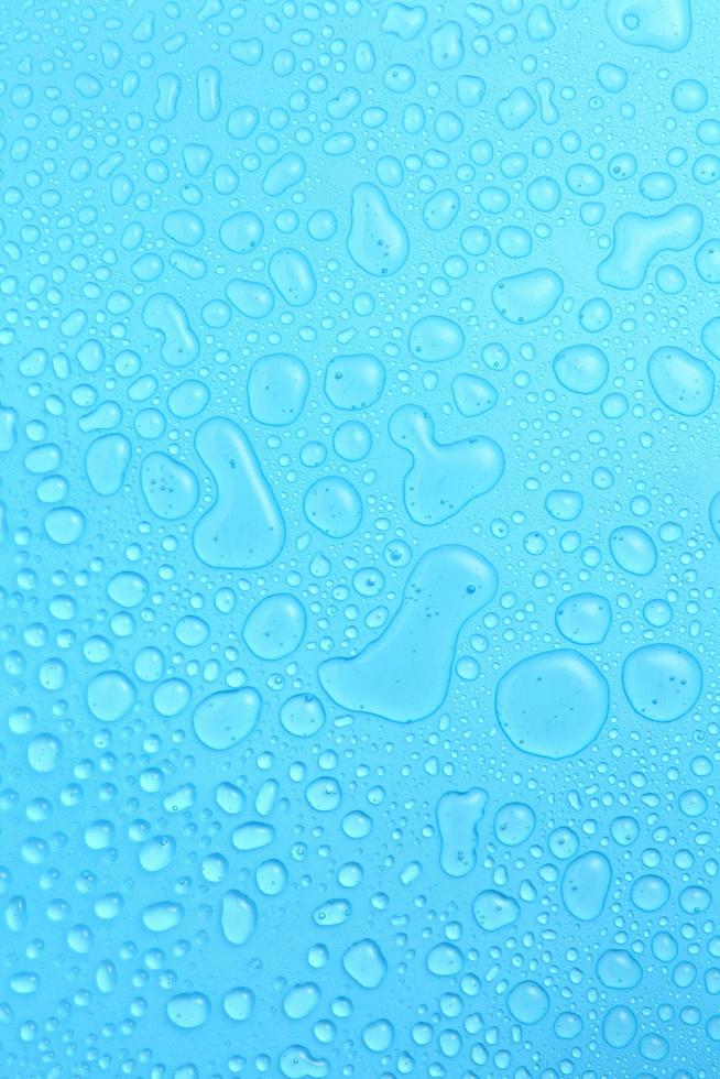 Gotas de agua sobre fondo azul con un espacio en blanco para un texto foto