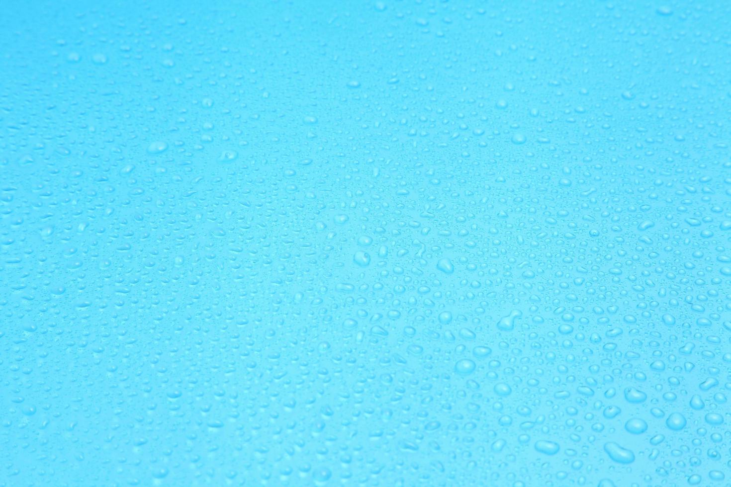 Gotas de agua sobre fondo azul con un espacio en blanco para un texto foto