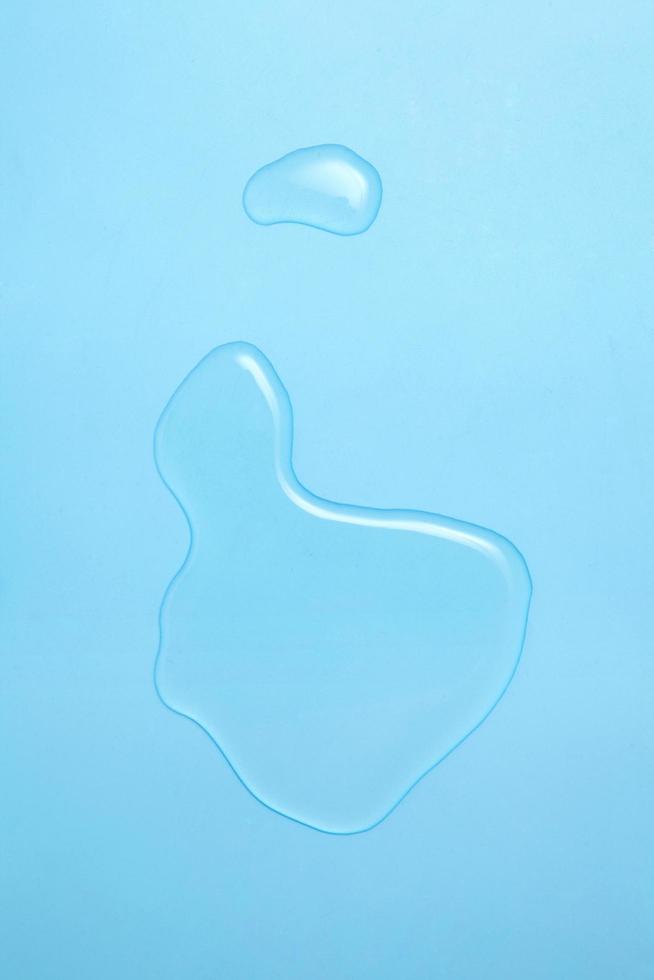 Gotas de agua sobre fondo azul con un espacio en blanco para un texto foto