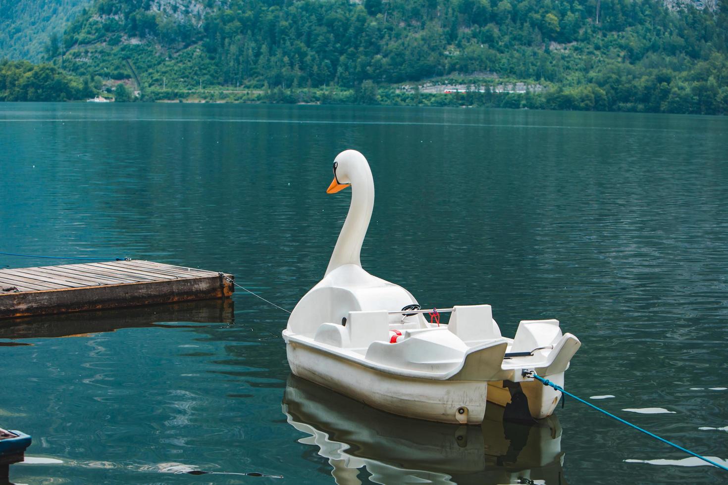 Catamarán en forma de cisne lago en montañas alpinas foto