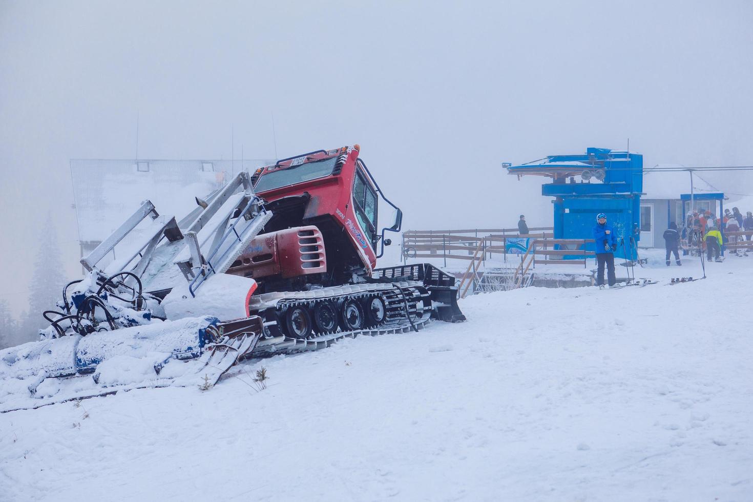 Máquina de snowcat en la estación de esquí foto