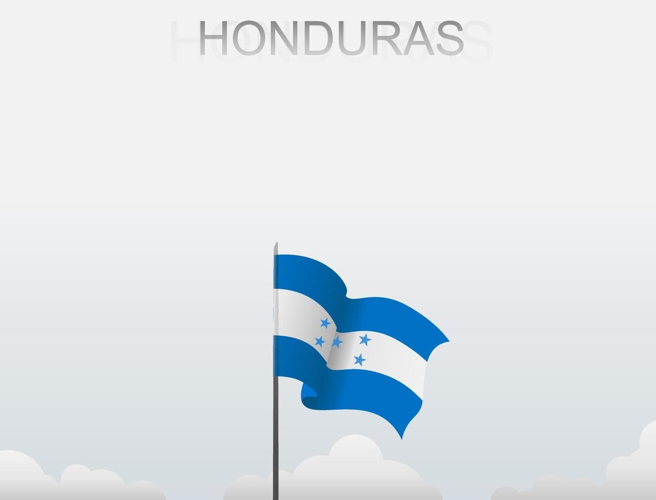 la bandera de honduras ondea en un poste alto bajo el cielo blanco vector