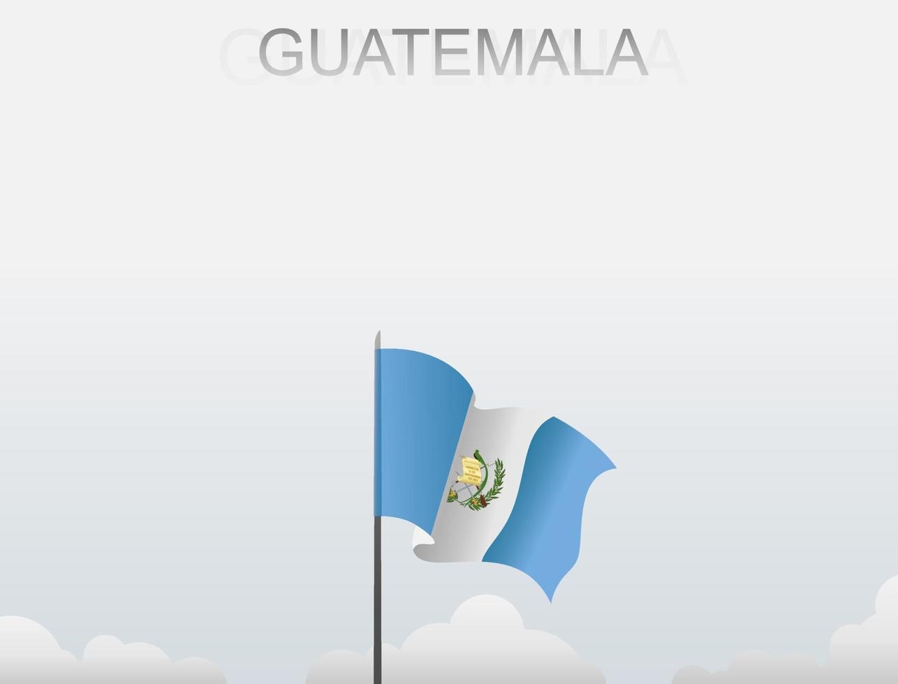 la bandera de guatemala ondea en un poste alto bajo el cielo blanco vector