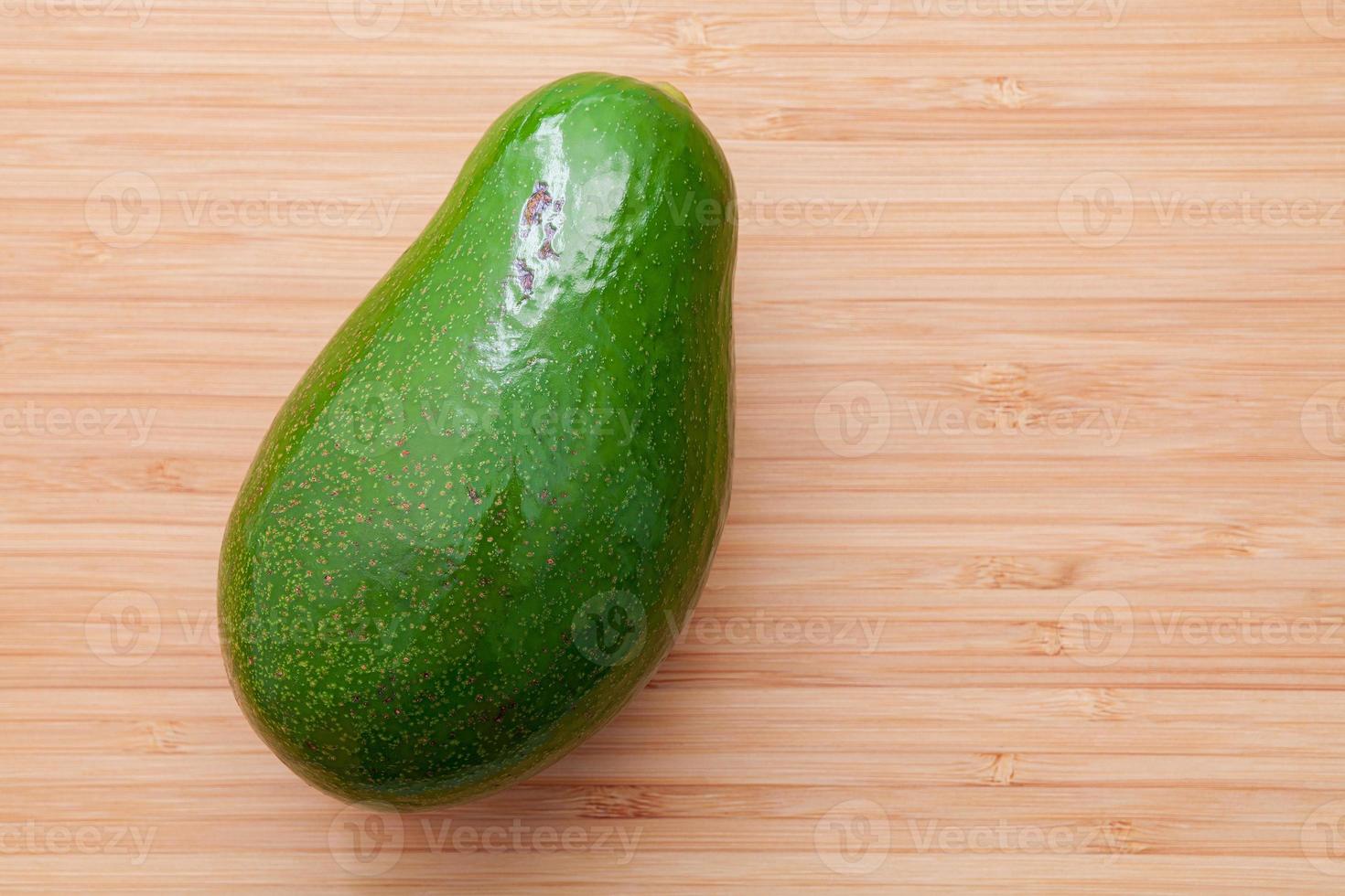 aguacate fresco sobre fondo de madera. foto