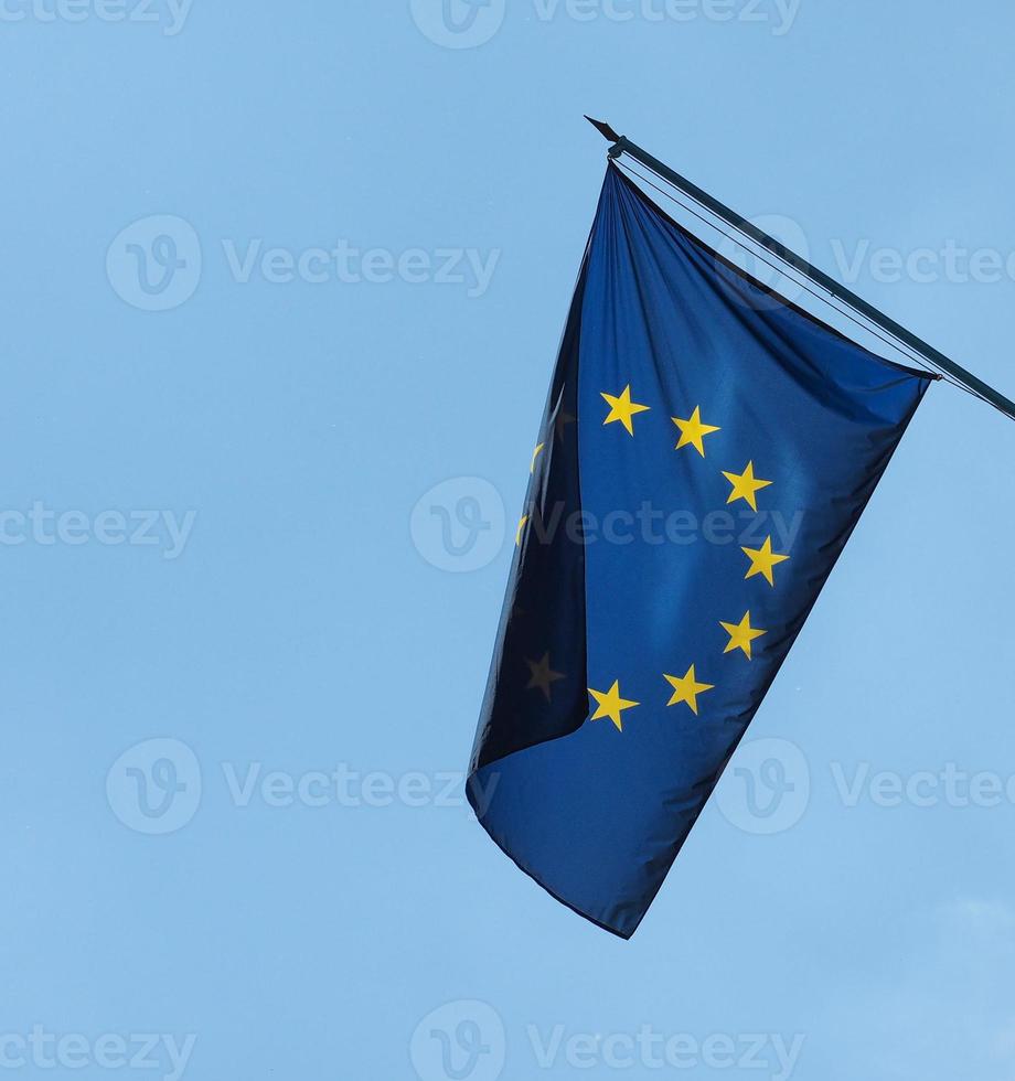 bandera de la unión europea sobre el cielo azul foto