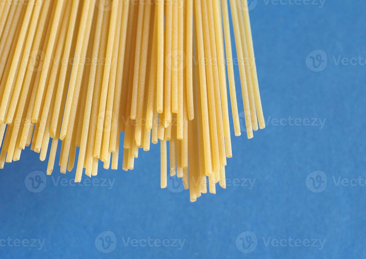 pasta de espagueti sobre azul foto