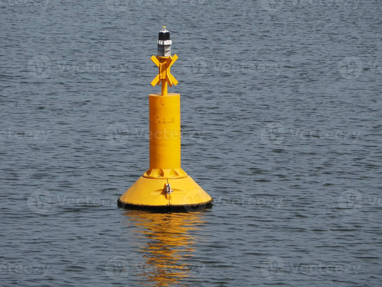 boya amarilla flotando en el mar foto