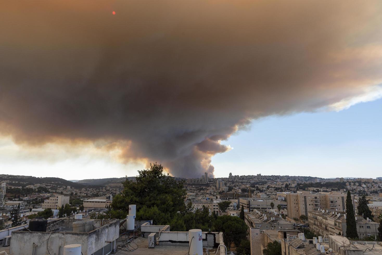 15 de agosto de 2021 dos bomberos israelíes poniendo foto