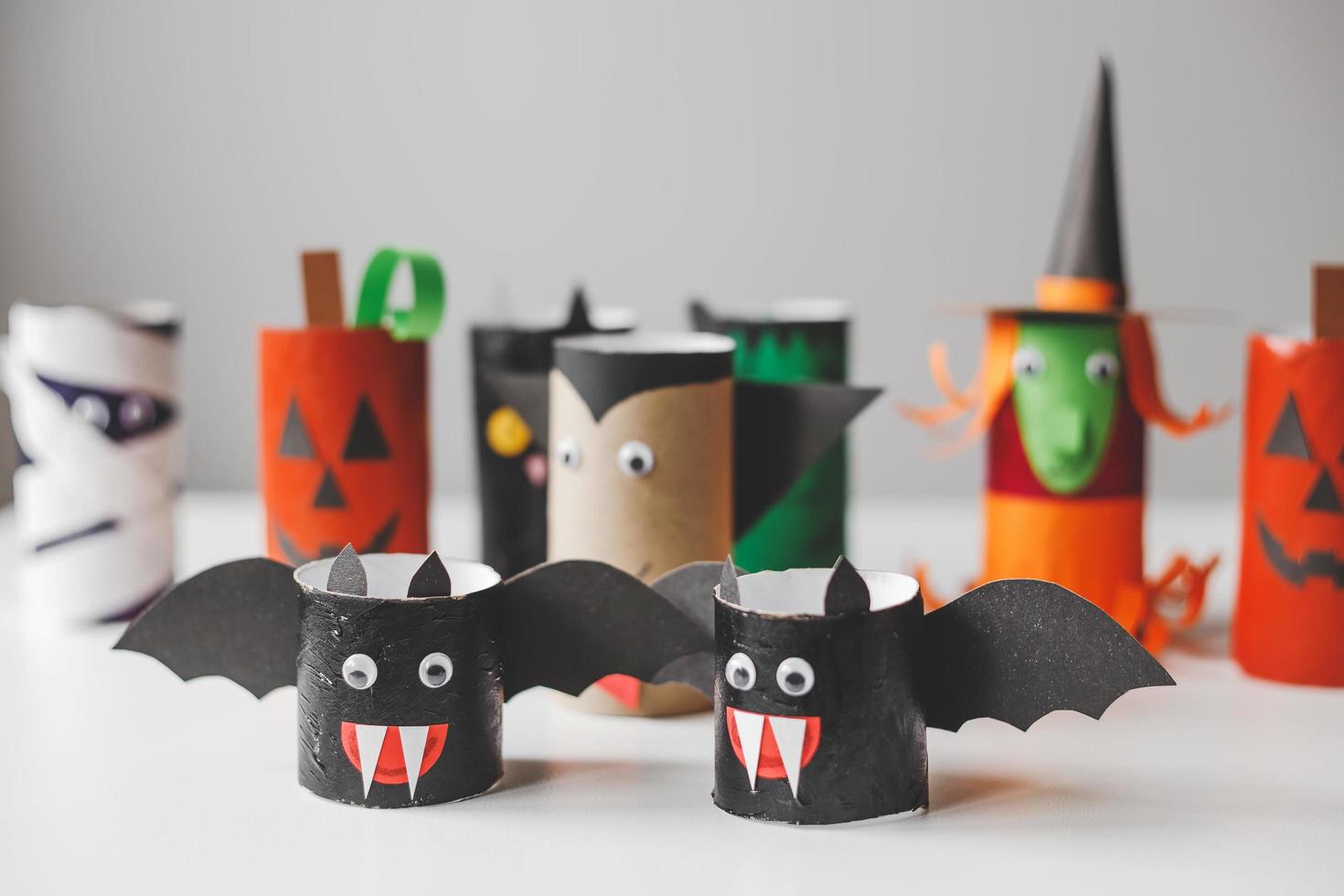 monstruos de halloween de rollos de papel higiénico. manualidades para niños foto