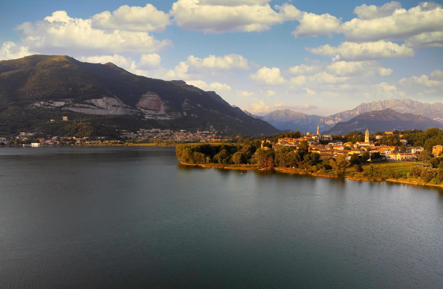 hermosa puesta de sol sobre el lago y las montañas foto