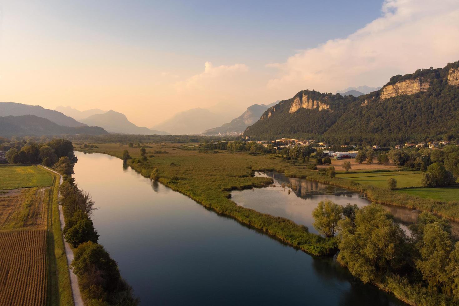 vista aérea de un río y campo al atardecer foto