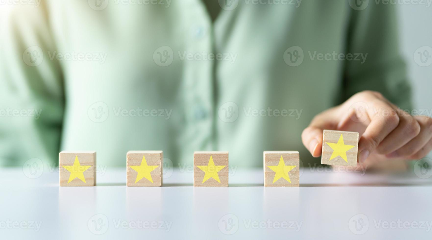 mujer asiática, calificación, cinco estrellas, concepto foto