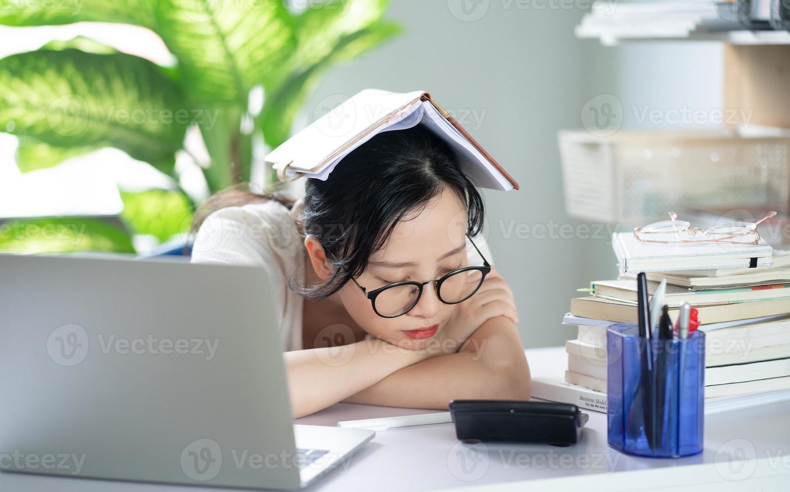 niña asiática haciendo los deberes foto