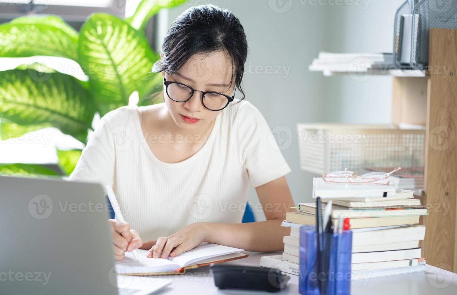 niña asiática haciendo los deberes foto