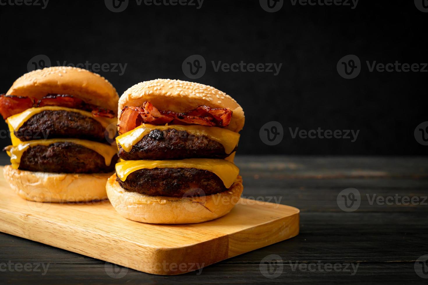 hamburguesa o hamburguesas de ternera con queso y tocino foto