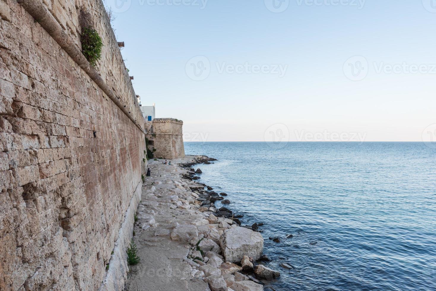 monopoli, el puerto y el centro histórico foto