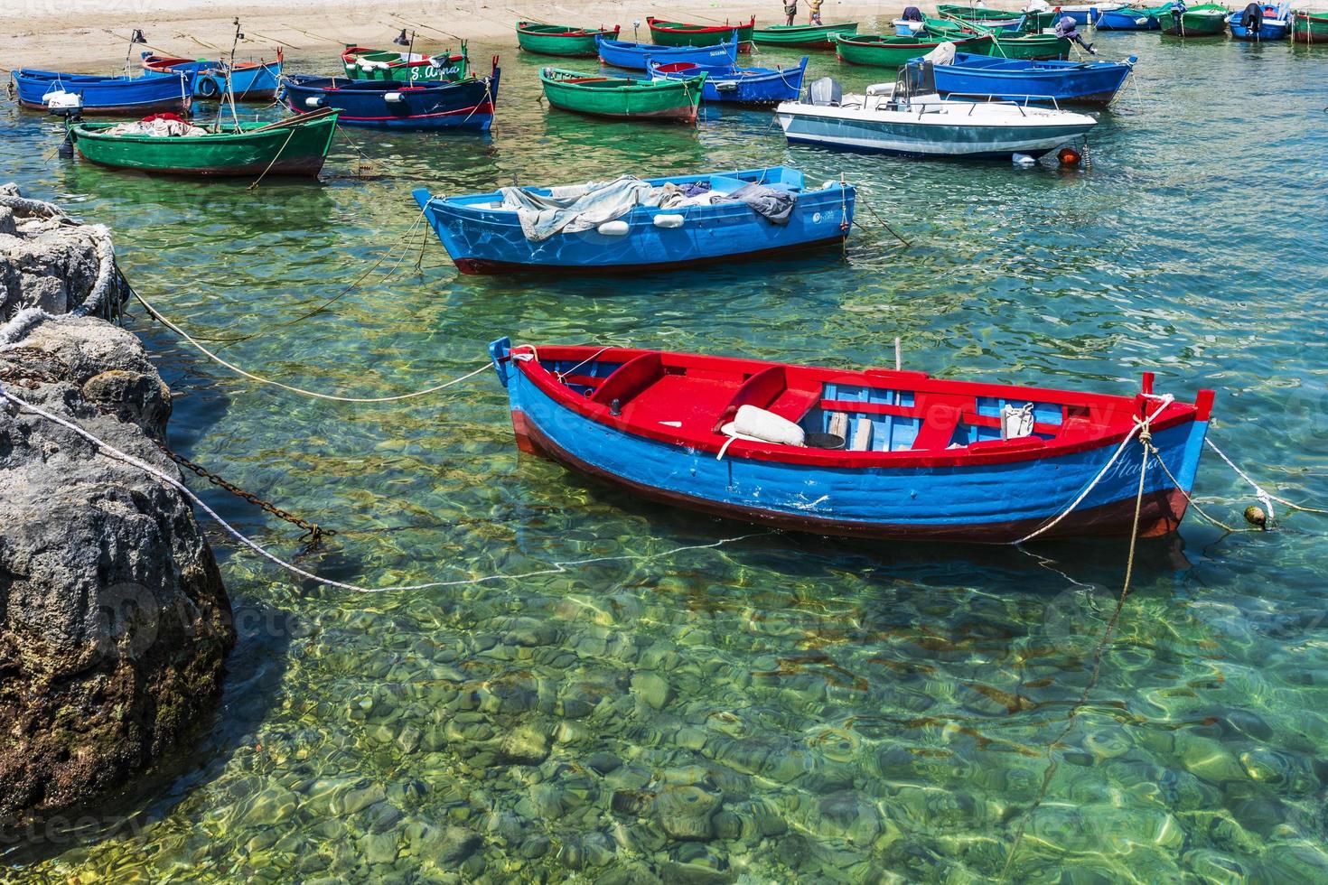 la bahía de san vito y su abadía, el mar de polignano a mare foto