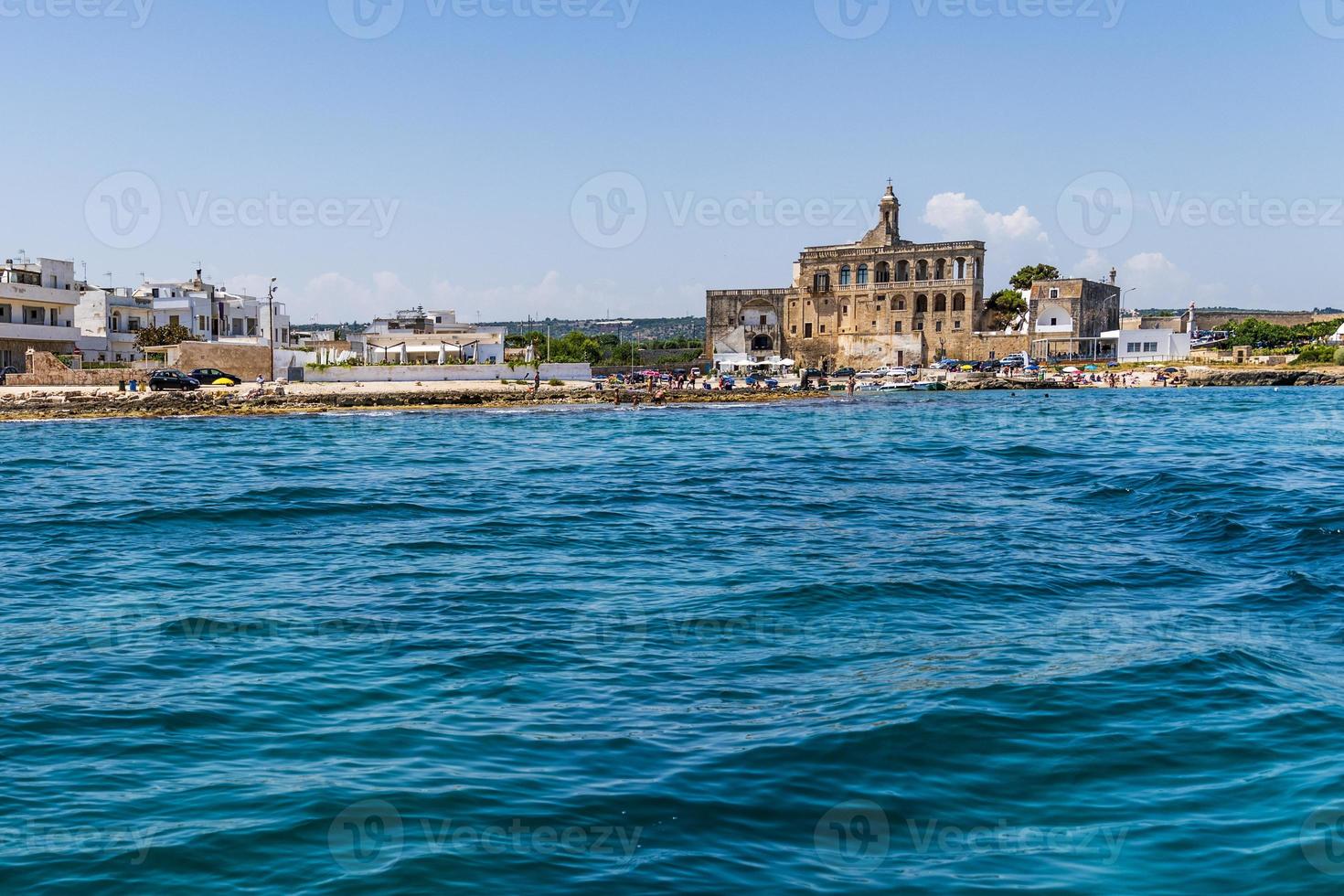 la bahía de san vito y su abadía, el mar de polignano a mare foto