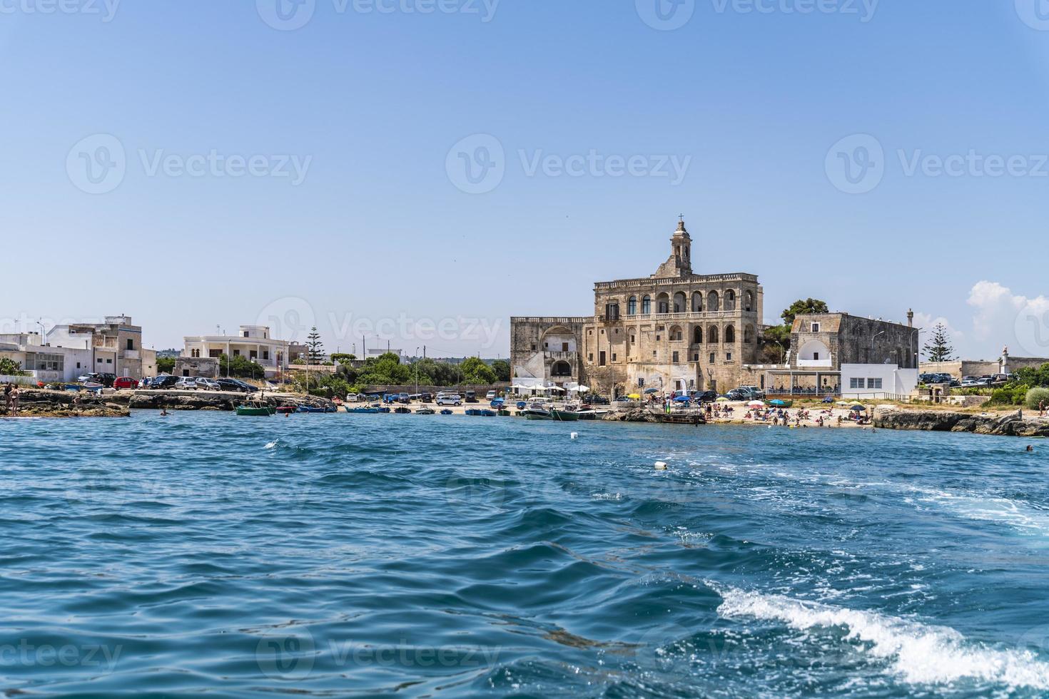 la bahía de san vito y su abadía, el mar de polignano a mare foto