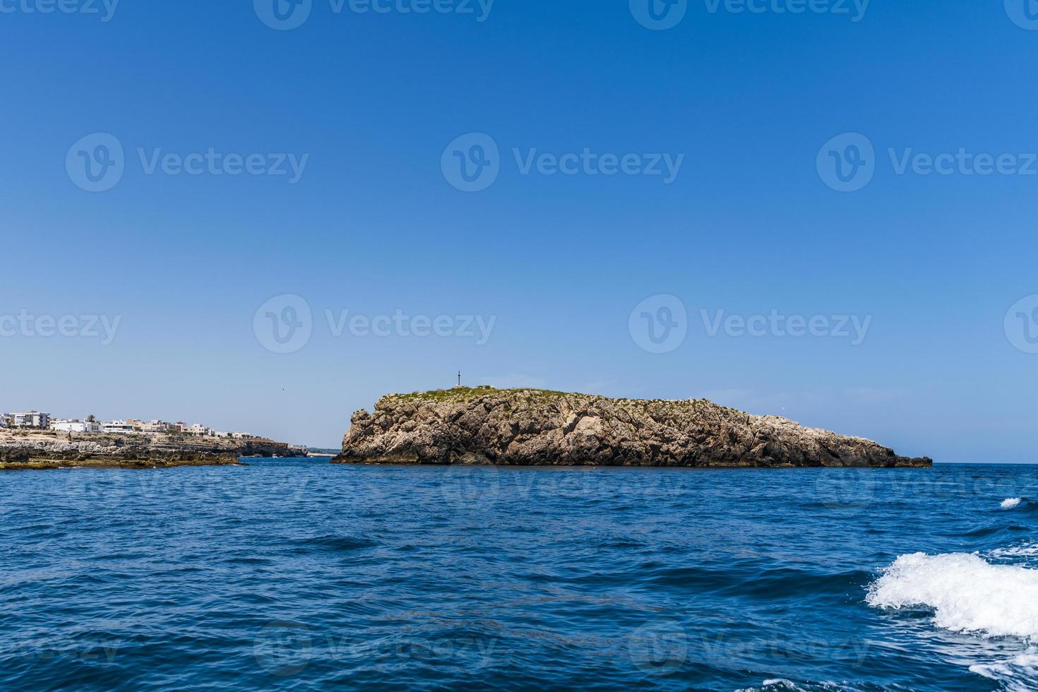 la bahía de san vito y su abadía, el mar de polignano a mare foto