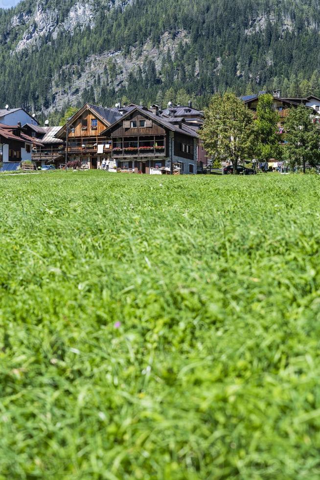 atisbos de la ciudad montañosa de sappada foto