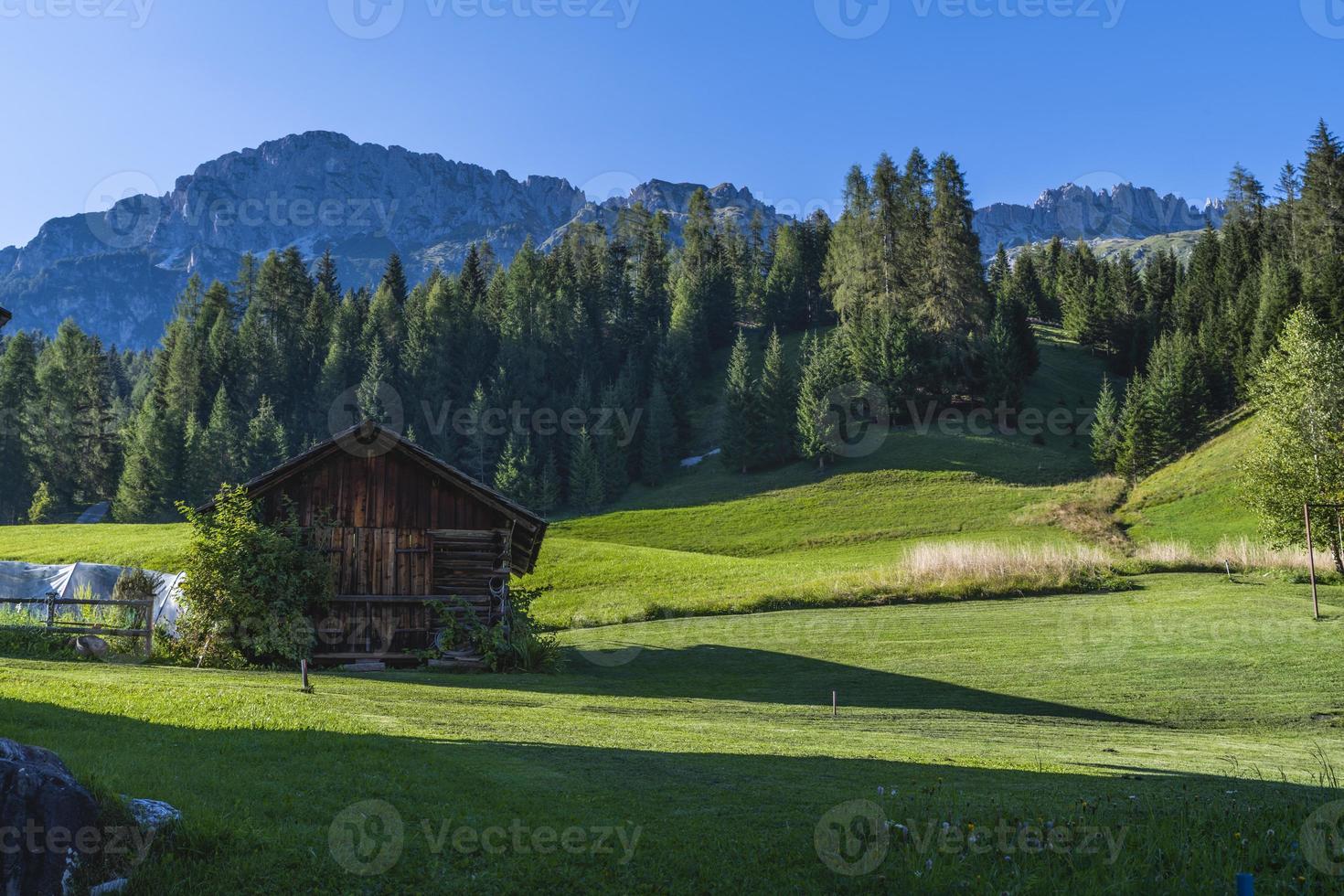 atisbos de la ciudad montañosa de sappada foto